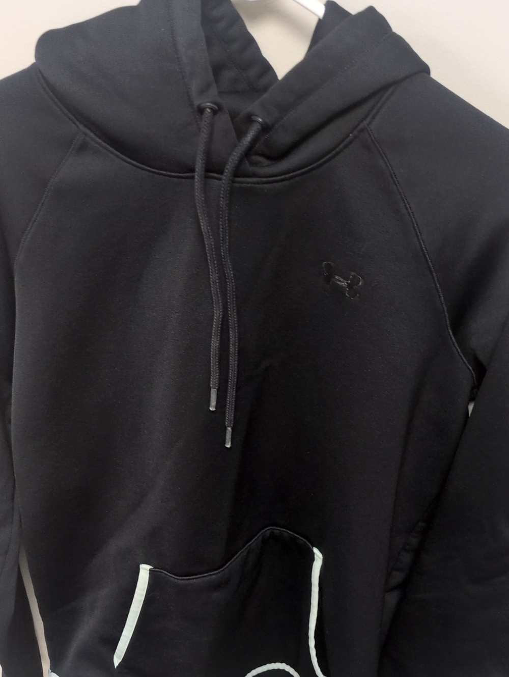 Under Armour Men’s Black Pullover Hoodie with Contrast Trim